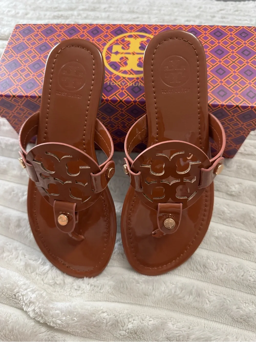 Tory Burch Patent Leather Logo Thong Sandals in Brown - Picture 3 of 3
